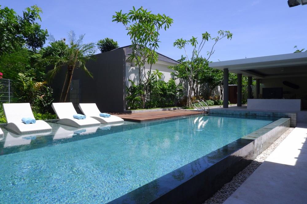 Hotel Cross Bali Breakers à Jimbaran Extérieur photo